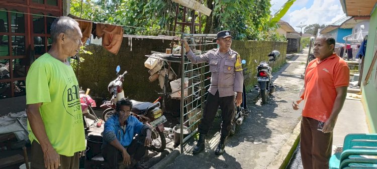 Bhabinkamtibmas Bripka M. Alif Jafrin Berinteraksi dengan Warga Kelurahan Satar Tacik dalam Patroli Kamtibmas