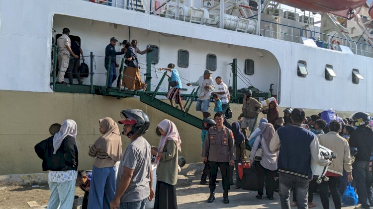 KP3 Laut Lakukan Pengamanan Kapal Penumpang KM. SABUK NUSANTARA 49 di Pelabuhan Laut Reo