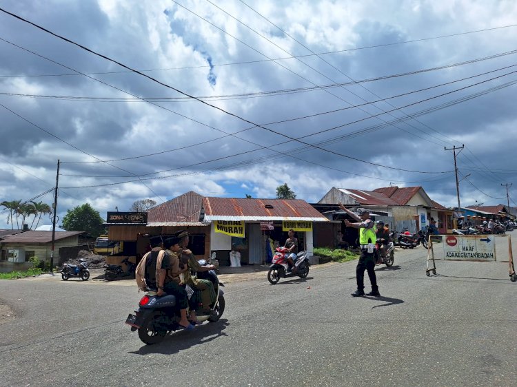 Sat Lantas Polres Manggarai Terjunkan Personel Pengamanan untuk Jamin Keamanan dan Kenyamanan Sholat Jumat di Masjid Agung Baiturahman Ruteng