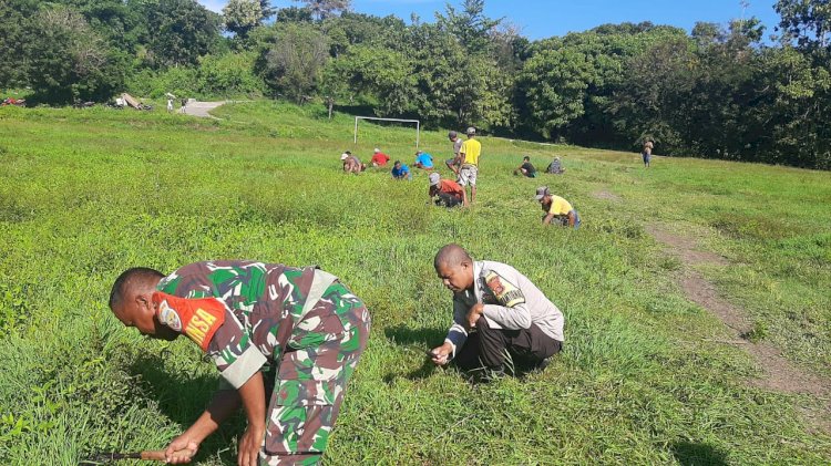 Bhabinkamtibmas Bripka Semris Bell Ikut Aktif Kerja Bakti Bersama di Desa Rura