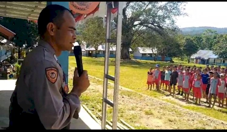 Petugas Bhabinkamtibmas Beri Sosialisasi Kamtibmas dan Kenakalan Remaja di SMP Negeri 2 Reok Kajong