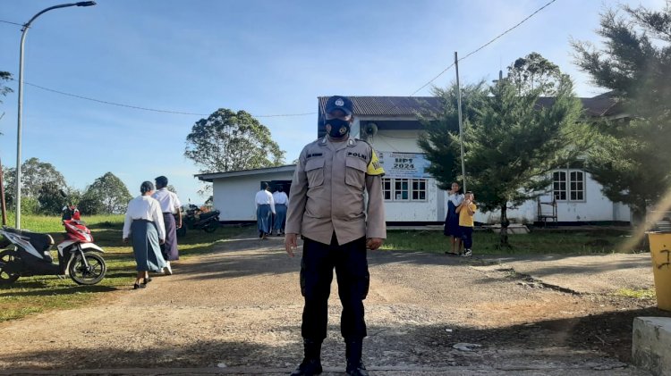 Pengamanan Ibadah Mingguan Umat Kristiani di Kota Ruteng oleh personil Polres Manggarai