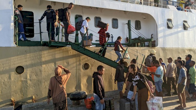 KP3 Laut : Pengamanan Kapal Penumpang di Pelabuhan Laut Reo Memastikan Keamanan dan kelancaran Transportasi Publik