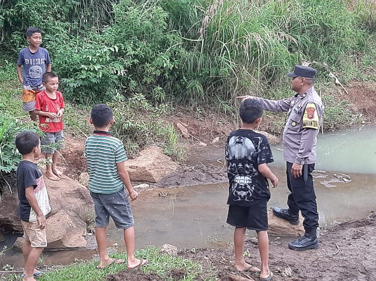 Cegah Korban Tenggelam, Bhabinkamtibmas Pasang Papan Himbauan di Desa Nao