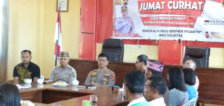 Kapolres Manggarai Pimpin Jumat Curhat: Dorong Penyelesaian Masalah melalui Kearifan Lokal.