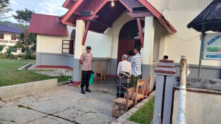 Personil Polsek Cibal Lakukan Pengamanan Perayaan Misa di Gereja Paroki Kristus Raja Pagal