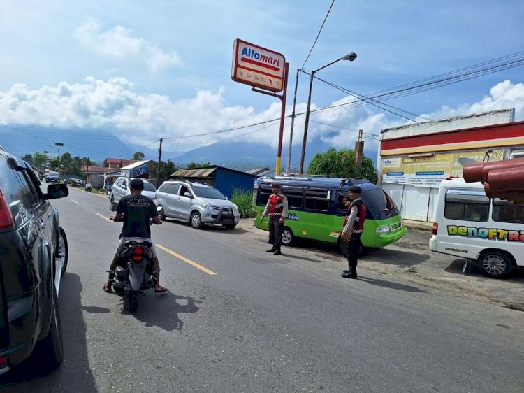 Tingkatkan Stabilitas Kamtibmas di Ruteng, Satuan Samapta Polres Manggarai laksanakan Patroli Dialogis.