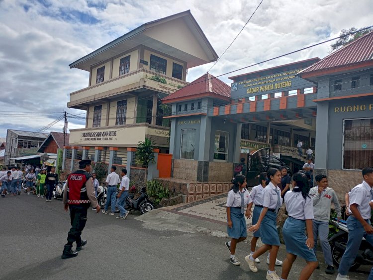 Patroli Sat. Samapta Polres Manggarai Antisipasi Kerawanan saat Pengumuman Kelulusan SMA dan SMK