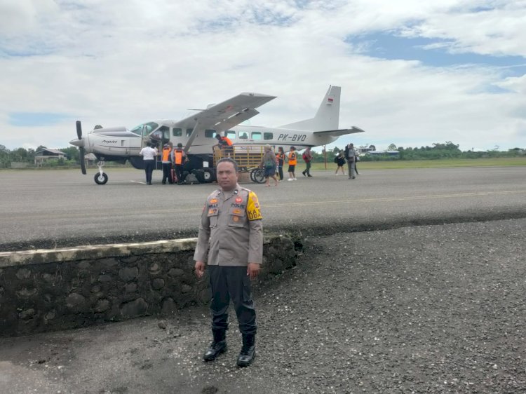 KP3 Udara Frans Sales Lega Ruteng Melakukan Pengamanan Pesawat Susi Air C208B di Bandara