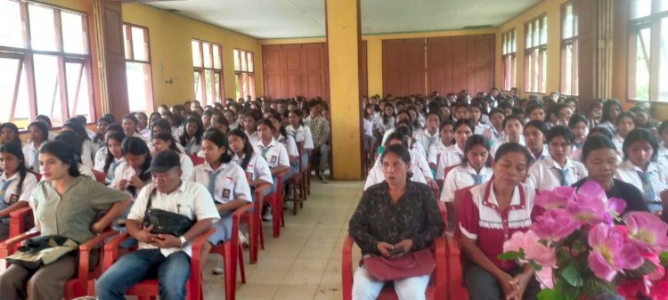 Bhabinkamtibmas dan Babinsa lakukan Pengamanan Pengumuman Kelulusan SMA Negeri 1 Cibal