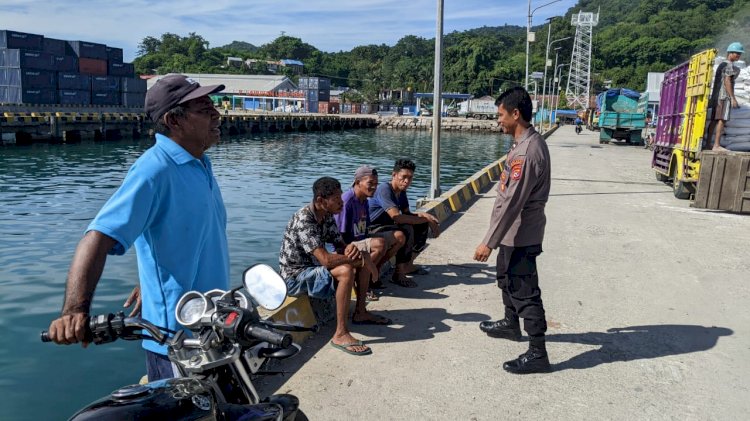 KP3 Laut : Pengamanan Aktifitas Bongkar Muat di Pelabuhan Laut Kelas II Reo Berlangsung Lancar