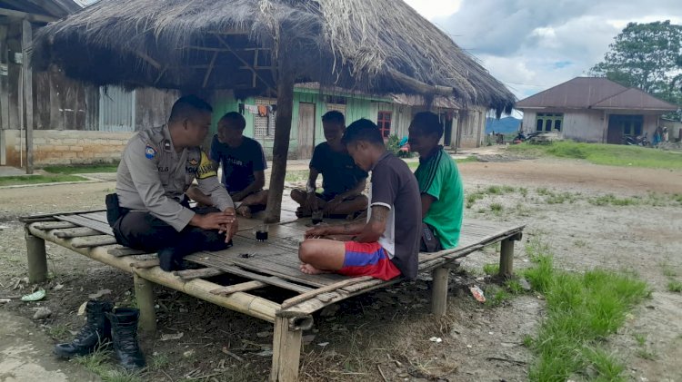 Bhabinkamtibmas Kornelius Jemarus Himbau Warga Desa Tengkulese Cegah Tindak Pidana dan Bencana Alam