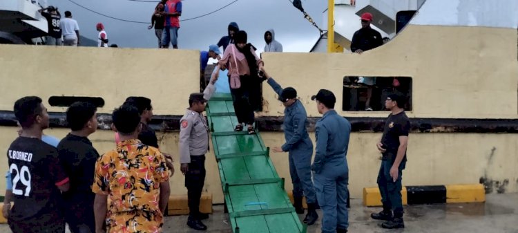 KP3 Laut Pelabuhan Reo Laksanakan Pengamanan Kapal Penumpang di Pelabuhan Laut Reo