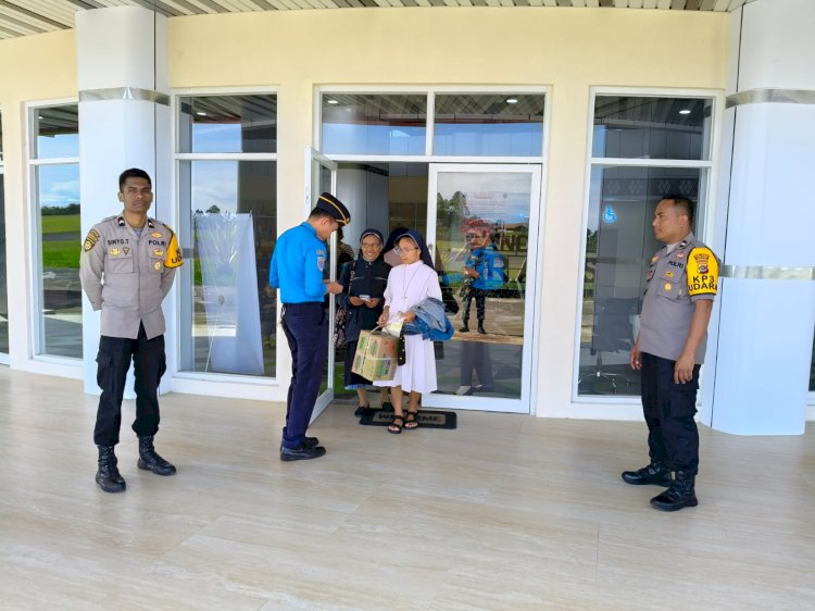 KP3 Udara Polres Manggarai Amankan Keberangkatan dan Kedatangan Pesawat SUSI AIR di Bandara Frans Sales Lega Ruteng