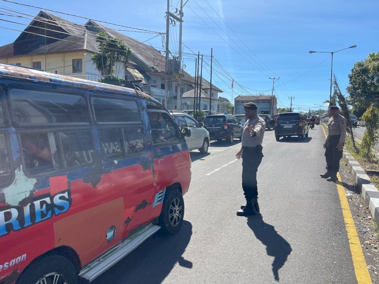 Patroli Dialogis dan Pengaturan Lalin oleh Sat Samapta Polres Manggarai Tingkatkan Keamanan di Kota Ruteng