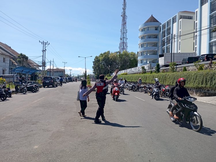 Patroli Dialogis dan Pengaturan Lalin oleh Sat Samapta Polres Manggarai Tingkatkan Keamanan di Kota Ruteng
