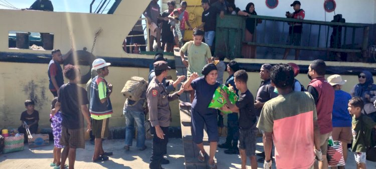 KP3 Laut Pelabuhan Reo Laksanakan Pengamanan Kapal Penumpang KM. Sabuk Nusantara 55