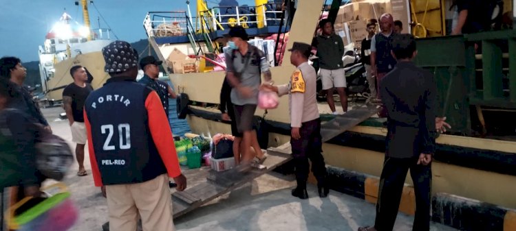 KP3 Laut Pelabuhan Reo Laksanakan Pengamanan Kapal Penumpang KM. Sabuk Nusantara 55