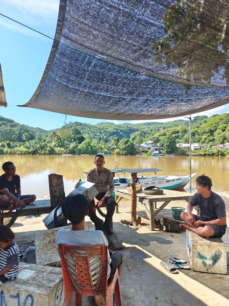 Cegah TPPO dan Jaga Kamtibmas, Satpolairud Polres Manggarai Gelar Patroli dan Sambang di Pesisir Sungai Wae Pesi.
