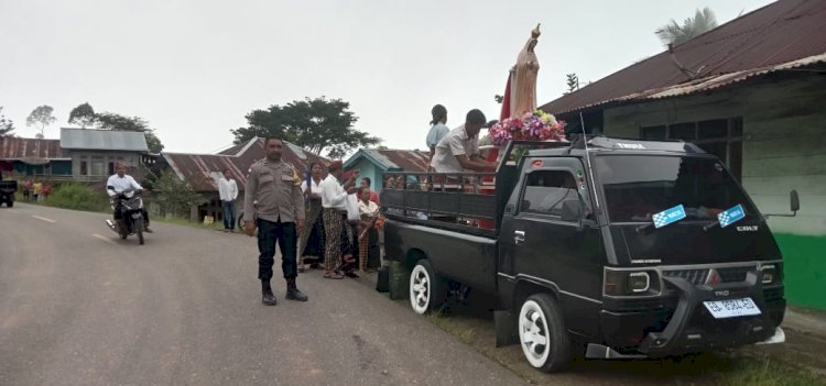 BHABINKAMTIBMAS CIBAL LAKSANAKAN PENGAMANAN DAN PENGAWALAN PERARAKAN PATUNG BUNDA MARIA DI PAROKI PAGAL