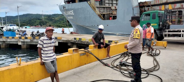 KP3 Laut Reo Laksanakan Pengamanan Kegiatan Bongkar Muat di Pelabuhan Laut Kelas II Reo