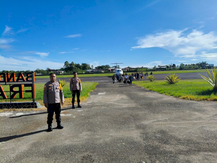 ANGGOTA POSPOL KP3 UDARA LAKSANAKAN PENGAMANAN PESAWAT DI BANDAR UDARA FRANS SALES LEGA RUTENG