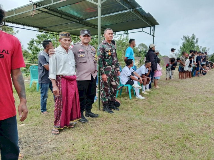 POLSEK SATAR MESE DAN BHABINKAMTIBMAS LAKSANAKAN PENGAMANAN PEMBUKAAN TURNAMEN SEPAK BOLA KAPELA KOLE CUP II DI DESA KOLE