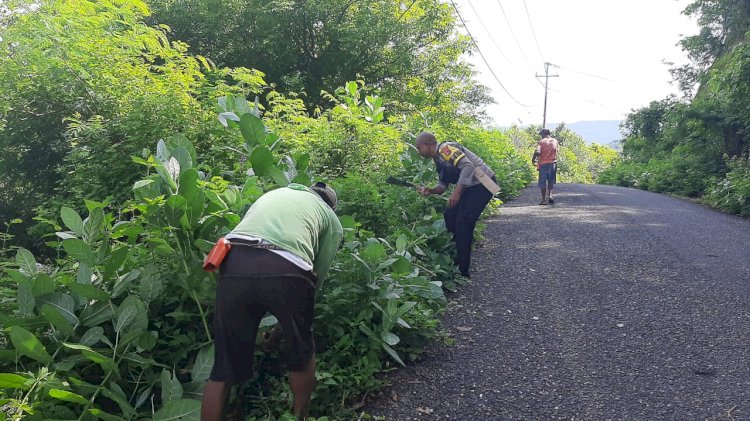 Jelang Hari Bhayangkara ke-79, Polsek Reo Gelar Jumat Bersih Serentak di Dua Lokasi