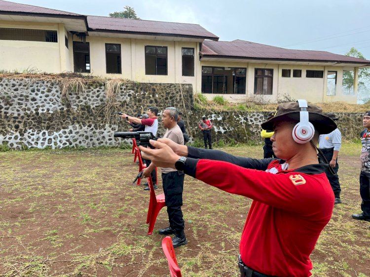 Polres Manggarai Gelar Latihan Menembak Personel Tahun Anggaran 2025