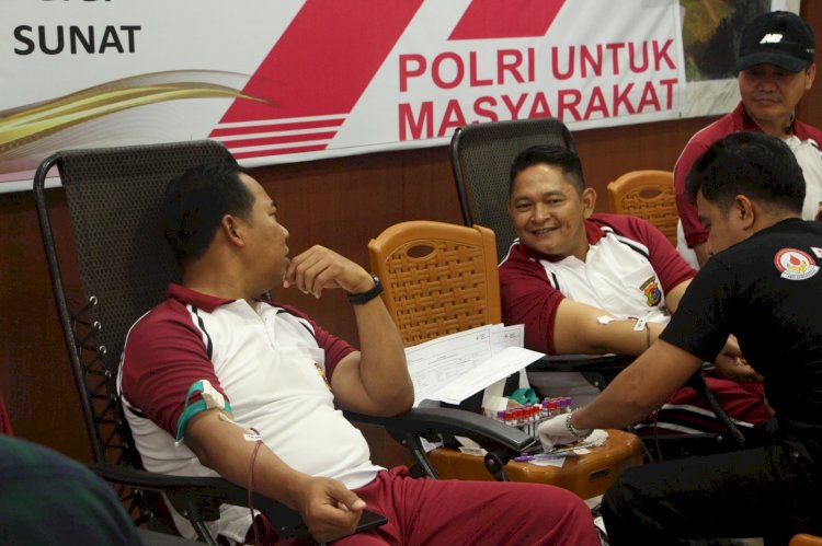 Kapolda NTT Donorkan Darah dalam Bakti Kesehatan HUT Bhayangkara ke-79 di Mapolda NTT