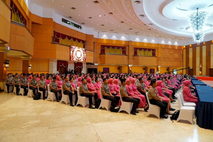 Pembekalan Ketua Umum Bhayangkari Kepada Mahasiswa STIK Lemdiklat Polri Prodi S-1 Angkatan Ke 82, Pascasarjana S-2 Angkatan Ke 13 Dan Pascasarjana S-3 Beserta Istri