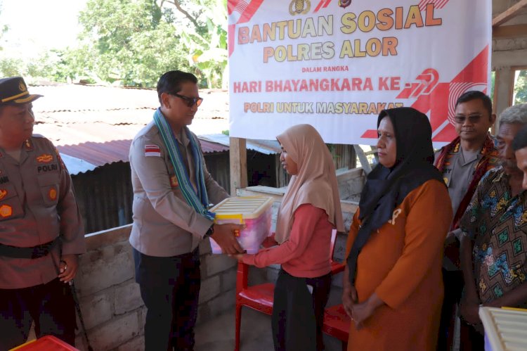 Sentuhan Kasih Polri: Wakapolda NTT Bagikan Bansos di Alor Sambut Hari Bhayangkara ke-79