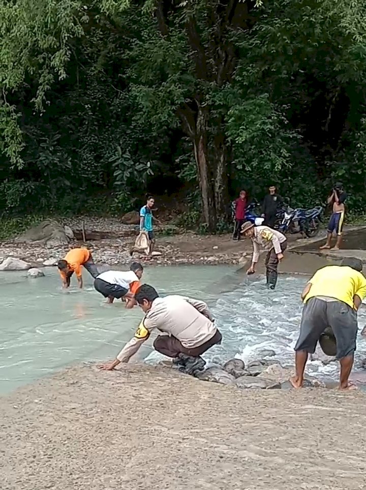Polsek Satarmese Gelar Kerja Bakti Perbaiki Jalan Rusak Pasca Hujan Deras