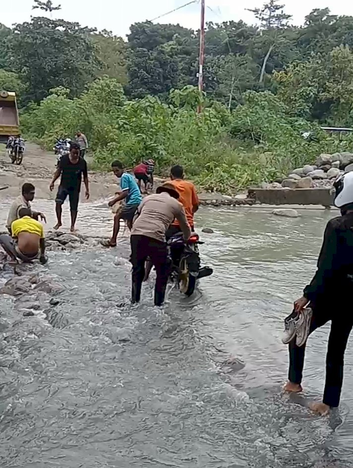 Polsek Satarmese Gelar Kerja Bakti Perbaiki Jalan Rusak Pasca Hujan Deras