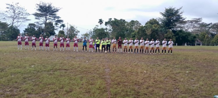 Jaga Sportifitas, Bhabinkamtibmas Lakukan Pengamanan Pertandingan Sepak Bola Turnamen Pentekosta Cup II Tahun 2025