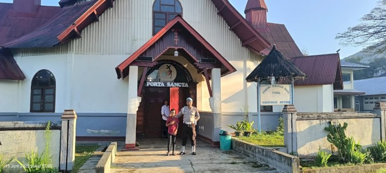 Personil Polsek Cibal Terjun langsung dalam pengamanan Perayaan Misa Minggu Di Gereja Paroki Kristus Raja Pagal