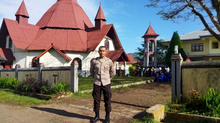 Personil Polsek Cibal Terjun langsung dalam pengamanan Perayaan Misa Minggu Di Gereja Paroki Kristus Raja Pagal