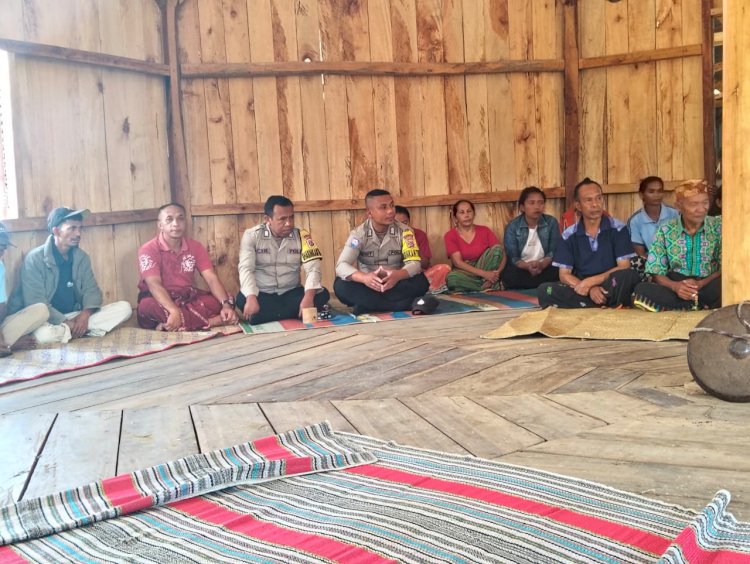 Bhabinkamtibmas Sambangi Rumah Gendang Pang La’o, Pererat Tali Silaturahmi