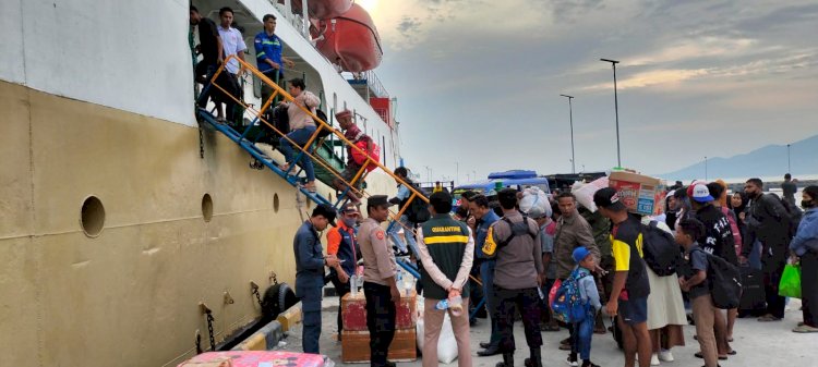 KP3 Laut Pelabuhan Reo Laksanakan Pengamanan Kapal Penumpang KM. Sabuk Nusantara 49