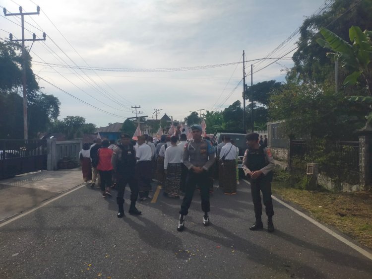 SAT SAMAPTA POLRES MANGGARAI LAKSANAKAN PENGAMANAN DAN PENGATURAN PROSESI SAKRAMEN MAHA KUDUS DI PAROKI EKARISTI KUDUS