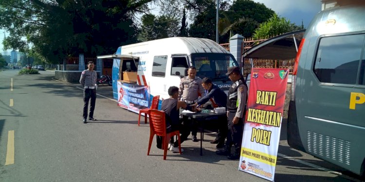 Dokkes Polres Manggarai Gelar Pelayanan Kesehatan Gratis di CFD Motang Rua, Sambut Hari Bhayangkara ke-79