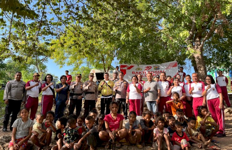 Polri Untuk Masyarakat: Biro Logistik Polda NTT Salurkan Air Bersih untuk Warga Pemulung di Pasir Panjang