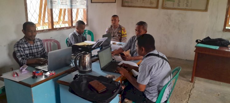 Bhabinkamtibmas Lakukan Sambang Dan Himbauan Kamtibmas Di Kantor Desa Liang Bua