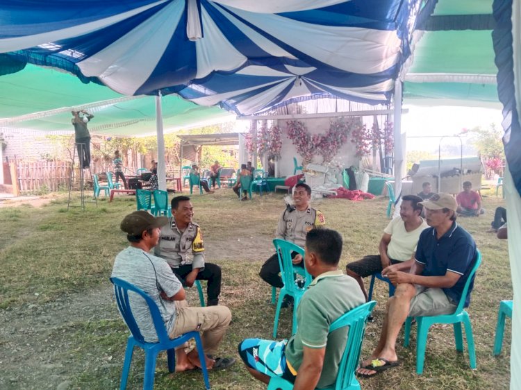 Patroli dan Sambang Jelang Resepsi Pernikahan, Bhabinkamtibmas Himbau Pentingnya Menjaga Kamtibmas