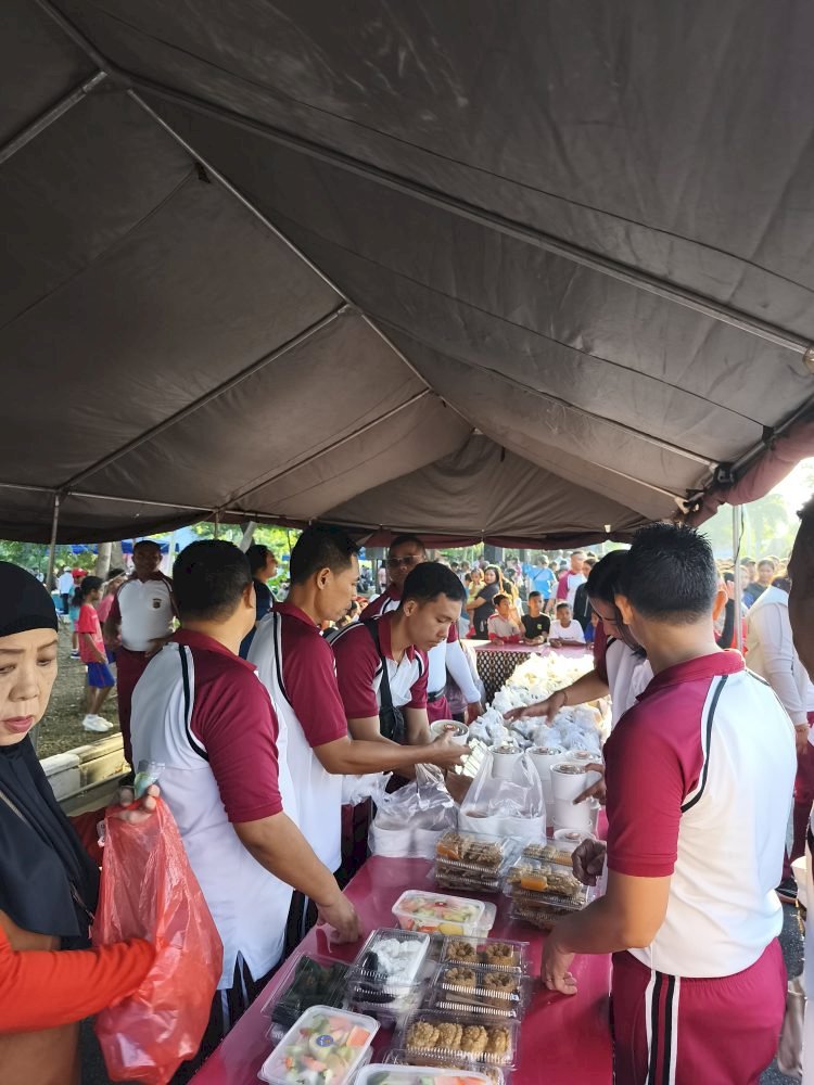 *“Polri untuk Masyarakat”: Polda NTT Bagikan Makanan & Cemilan Gratis di CFD Kupang.*