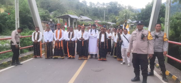 Penjemputan dan Perarakan Sakramen Maha Kudus Dalam Rangka Hut ke-10 Kevikepan Reo dan Panca Windu Imamat Romo Vikep Reo Rd. Herman Ando, Pr