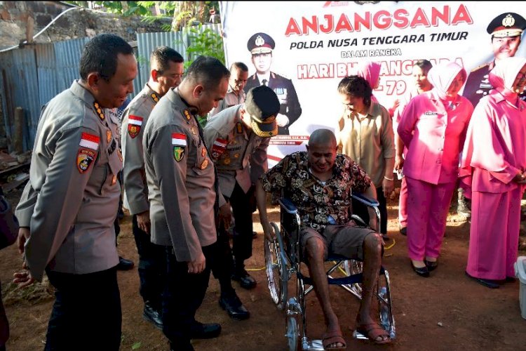 Polri Untuk Masyarakat, Kapolda NTT Irjen Pol. Rudi Darmoko Berikan Bantuan Kursi Roda Untuk Anggota yang Derita Penyakit Menahun