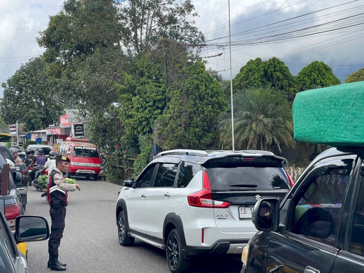 Satuan Samapta Polres Manggarai Laksanakan Patroli Dialogis dan Pengaturan Lalu Lintas di Kota Ruteng