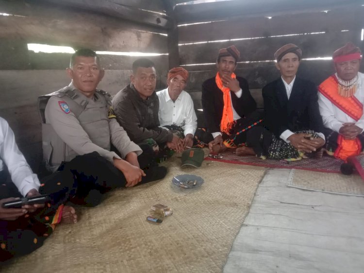 Polri Hadir Amankan Ritual Adat “Roko Molas Poco” Di Desa Bulan