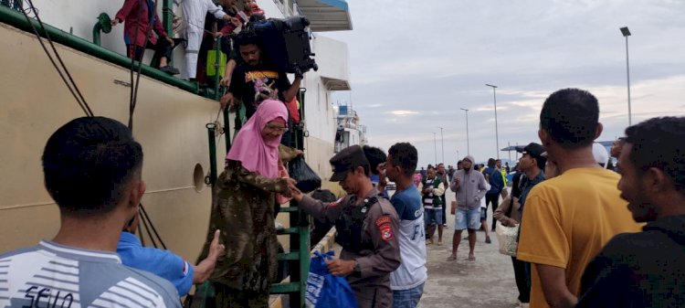 KP3 Laut Reo Laksanakan Pengamanan Kedatangan dan Keberangkatan Kapal Penumpang KM. Sabuk Nusantara 49 di Pelabuhan Reo